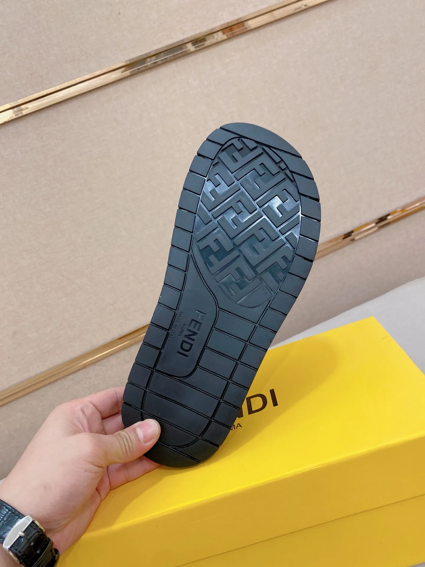 Factory price: 320💰 [Fendi Slippers] High-end brand of men's shoes, official website 1:1 latest masterpiece: original mold customization, the fabric is made of imported original materials, upgraded outsole, lighter and non-slip. The market's top quality, simple yet tasteful, a must-have for fashionistas, fashionable at your feet, full of confidence, the same style at the counter 👍The season of summer slippers is here. Code: 38-44 (45 is custom-made and cannot be returned or exchanged)